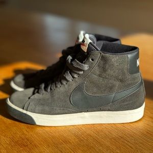 Nike SB Zoom Blazer Mid
 - W10 - Charcoal Suede